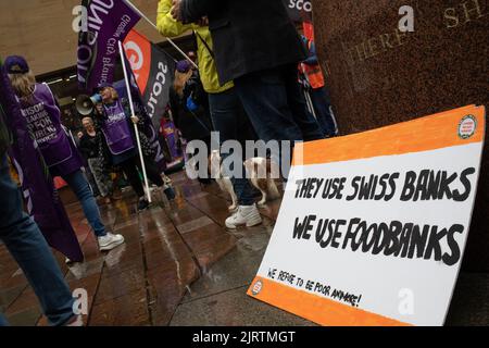 Glasgow, Großbritannien, 26. August 2022. Massenkundgebung und Lohnprotest von Gewerkschaftsmitgliedern, darunter Mitglieder von GMB, Eis, RMT und mehr, zur Unterstützung streikender Arbeiter in vielen Gewerken in Glasgow, Schottland, am 26. August 2022. Foto: Jeremy Sutton-Hibbert/ Alamy Live News. Stockfoto