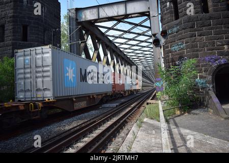 Güterzug, der über die alte Eisenbahnbrücke bei Urmitz und Engers fährt Stockfoto