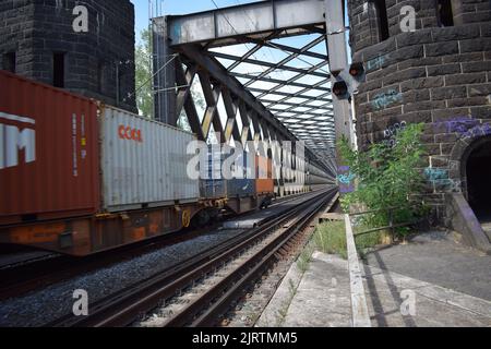 Güterzug, der über die alte Eisenbahnbrücke bei Urmitz und Engers fährt Stockfoto