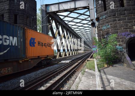 Güterzug, der über die alte Eisenbahnbrücke bei Urmitz und Engers fährt Stockfoto