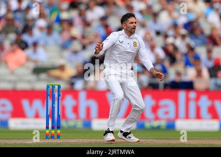 Manchester, Großbritannien. 26. August 2022. Keshav Maharaj aus Südafrika in Aktion während des Tests 2. in Manchester, Großbritannien am 8/26/2022. (Foto von Conor Molloy/News Images/Sipa USA) Quelle: SIPA USA/Alamy Live News Stockfoto