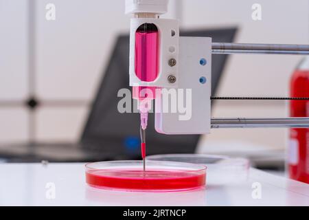 Ausrüstung für die genetische Forschung. Medizin PCR Robotik. DNA-Diagnostik. Forschungs- und Wissenschaftslabor Stockfoto