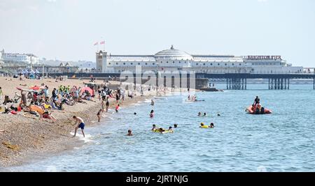 Brighton UK 26. August 2022 - Besucher genießen einen schönen heißen, sonnigen Tag am Strand von Brighton, da für das kommende Feiertagswochenende in Großbritannien mehr gutes Wetter prognostiziert wird. : Credit Simon Dack / Alamy Live News Stockfoto