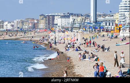 Brighton UK 26. August 2022 - Besucher genießen einen schönen heißen, sonnigen Tag am Strand von Brighton, da für das kommende Feiertagswochenende in Großbritannien mehr gutes Wetter prognostiziert wird. : Credit Simon Dack / Alamy Live News Stockfoto