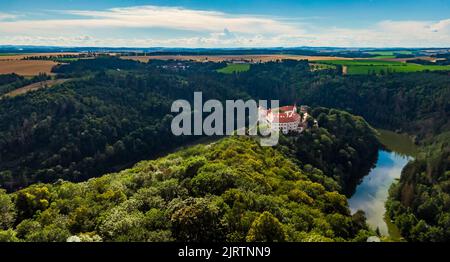 Luftaufnahme des Schlosses Bitov in der Nähe des Flusses Dyje. Landschaft Panoramablick auf mittelalterliche Burg auf dem Hügel mit Wald um. Region Südmähren, Czec Stockfoto