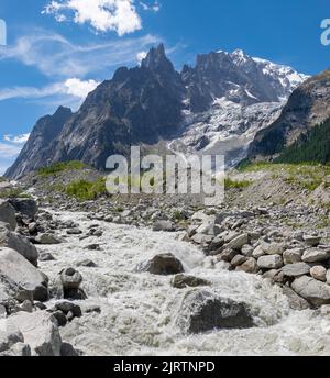 Das Mont-Blanc-Massiv mit dem Gletscherbach des Brenva-Gletschers über dem Entreves - Italien. Stockfoto