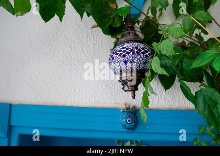 Traditionelle handgemachte mehrfarbige türkische, marokkanische, arabische Lampe. Mosaikstil und Laterne aus farbigem Glas. Türkische Lampenstraße in der Türkei Stockfoto