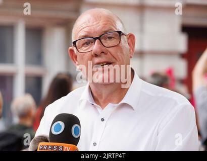 London, Großbritannien. 26. August 2022. Dave ward, Generalsekretär der CWU. Mitglieder der Communication Workers Union (CWU) ergreifen Streikmaßnahmen. 120.000 Postarbeiter gehen zu viel Geld aus. Die stimmten dafür, um 97,6 Prozent Industriemaßnahmen zu ergreifen. Diese Demonstration findet im Sortierbüro Mount Pleasant statt. Die werden von anderen Gewerkschaften wie GMT, Unite und UCU unterstützt. Kredit: Mark Thomas/Alamy Live Nachrichten Stockfoto