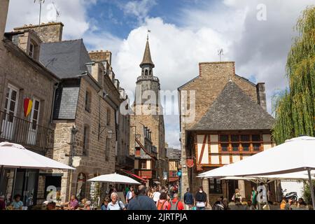 Touristenmassen zu Fuß in die Innenstadt der mittelalterlichen Stadt Dinan, Bretagne, Frankreich Stockfoto