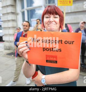 London, Großbritannien. 26. August 2022. Streikende Arbeiter im Royal Mail Mount Pleasant Mail Center in Clerkenwell, einem der größten im Vereinigten Königreich, warten auf die Postleitzahlen der EG, N, W1 und WC. Mehr als 100k Postarbeiter der Communication Workers Union (CWU) in der Royal Mail Group haben heute zum ersten Mal seit 2009 industrielle Maßnahmen ergriffen. An Poststellen in ganz Großbritannien haben sich Streikposten gebildet. Kredit: Imageplotter/Alamy Live Nachrichten Stockfoto