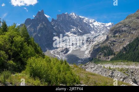 Das Mont-Blanc-Massiv und der Brenva-Gletscher aus dem Val Ferret-Tal - Entreves in Italien. Stockfoto