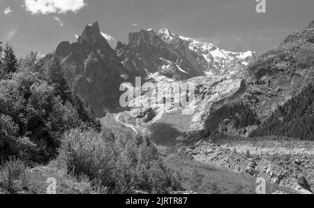 Das Mont-Blanc-Massiv und der Brenva-Gletscher aus dem Val Ferret-Tal - Entreves in Italien. Stockfoto