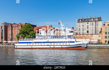 Ein Bild einer Tour Fähre, die in Danzig Motlawa River angedockt ist. Stockfoto