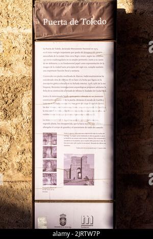 Ciudad Real, Spanien. Informative Textinschriften in der Puerta de Toledo (Toledo-Tor), einem gotischen befestigten Stadteingang, der früher Teil der Mauern war Stockfoto