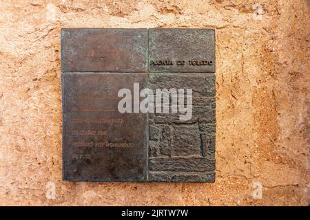 Ciudad Real, Spanien. Informative Textinschriften in der Puerta de Toledo (Toledo-Tor), einem gotischen befestigten Stadteingang, der früher Teil der Mauern war Stockfoto