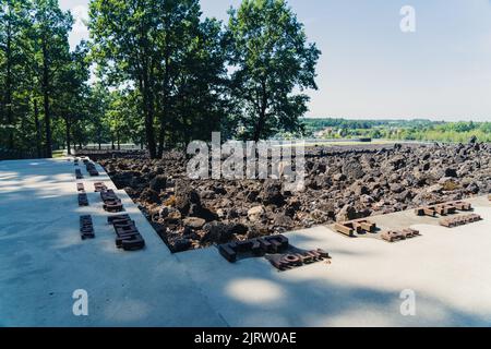 08.27.2022 - Belzec, Polen - Nazi-Todeslager Belzec. Steinruinen auf dem Gelände des ehemaligen nazi-Todeslagers. Hebräische Schrift auf konkreten Wegen. Holocaust-Mahnmal. Horizontale Aufnahme. Hochwertige Fotos Stockfoto