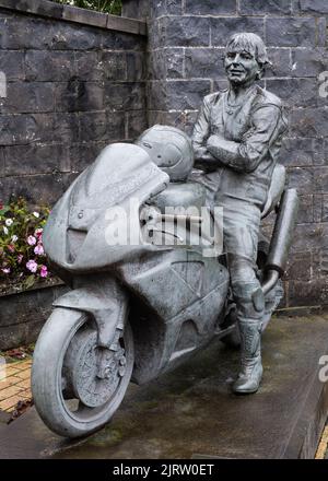 Die Statue der Motorradlegende Joey Dunlop im Gedenkgarten von Ballymoney, County Antrim, Nordirland, Großbritannien Stockfoto