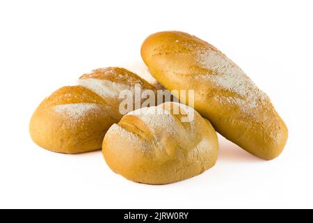 Isoliertes Studio Shot von drei frisch gebackenen weißen Weizenlaibe Brot mit Belag aus bestreutem weißem Mehl. Weißer Hintergrund. Hochwertige Fotos Stockfoto