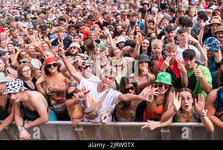 Nachtschwärmer während des Leeds Festival 2022 im Bramham Park in Leeds. Bilddatum: Freitag, 26. August 2022. Stockfoto