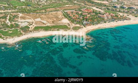 Luftaufnahme der Hacienda del Mar und Vista Azul Resorts. Wohn- und Resortentwicklung entlang der Küste in der Nähe von Cabo San Lucas, Baja Califonia, Mexiko Stockfoto