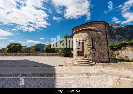 Venzone Baptisterium oder Kapelle von San Michele, mit der Krypta der Mumien, vor der mittelalterlichen Kathedrale, Udine, Friaul-Julisch Venetien, Italien. Stockfoto