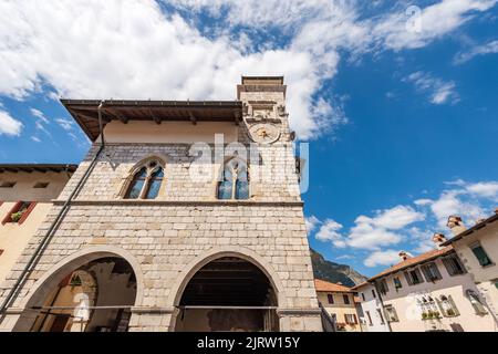 Altes Rathaus im kleinen Dorf Venzone, teilweise durch das Erdbeben von 1976 zerstört. Provinz Udine, Friaul-Julisch Venetien, Italien. Stockfoto