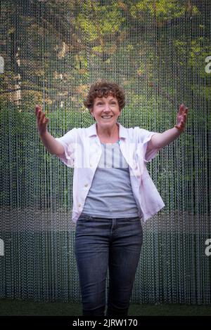 SCHWIMMEN. Eine von Liz Richardson geschriebene und performte Einfrau-Performance im Trebah Garden Amphitheatre in Cornwall, Großbritannien. Stockfoto