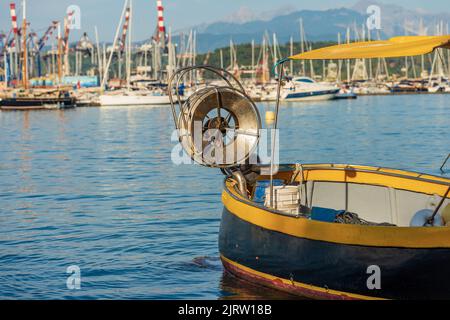 Kleines Fischerboot mit einer Winde zum Fischen mit Netzen, vertäut im Hafen von La Spezia, Golf von La Spezia, Mittelmeer, Ligurien, Italien, Europa Stockfoto