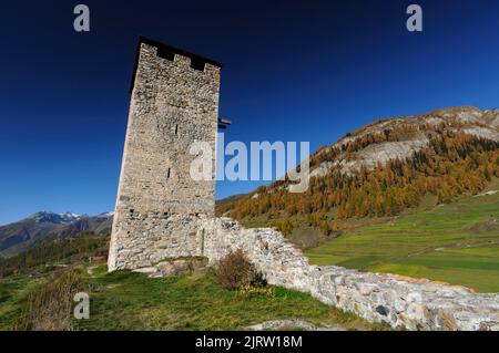 Burgruine Steinsberg, Ardez, Kanton Graubünden, Schweiz am 24. Oktober 2012. Kleines Dorf im Engadintal in den Alpen. Stockfoto