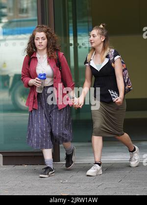 Die Aktivistin Emily Brocklebank (links) vor dem Londoner Amtsgericht Westminster, wo sie angeklagt wird, während eines „Just Stop Oil“-Protestes in der Londoner Courtauld Gallery im Juni £2.200 strafrechtliche Schäden am Rahmen eines Van Gogh-Gemäldes verursacht zu haben. Bilddatum: Freitag, 26. August 2022. Stockfoto