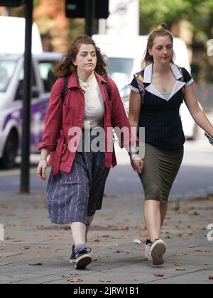 Die Aktivistin Emily Brocklebank vor dem Londoner Amtsgericht Westminster, wo sie angeklagt wird, während eines „Just Stop Oil“-Protestes in der Londoner Courtauld Gallery im Juni £2.200 kriminelle Schäden am Rahmen eines Van Gogh-Gemäldes verursacht zu haben. Bilddatum: Freitag, 26. August 2022. Stockfoto