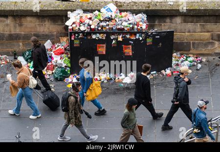 Edinburgh, Schottland, Großbritannien. 26.. August 2022. Im Stadtzentrum von Edinburgh ist heute Müll auf den Straßen und neben vielen überlaufenen Mülltonnen zu sehen. Der Streik der Männer in Edinburgh dauert an und wird heute auf Glasgow, Aberdeen und Dundee ausgeweitet. Iain Masterton/Alamy Live News Stockfoto