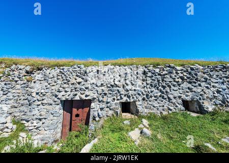 Festung oder Bunker des Zweiten Weltkriegs, Wanderweg zum Osternig oder Oisternig, Karnische Alpen, Italien, Grenze zu Österreich, Europa Stockfoto