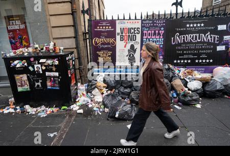 Edinburgh, Schottland, Großbritannien. 26.. August 2022. Im Stadtzentrum von Edinburgh ist heute Müll auf den Straßen und neben vielen überlaufenen Mülltonnen zu sehen. Der Streik der Männer in Edinburgh dauert an und wird heute auf Glasgow, Aberdeen und Dundee ausgeweitet. Iain Masterton/Alamy Live News Stockfoto