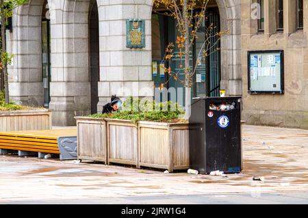 Dundee, Tayside, Schottland, Großbritannien. 26.. August 2022. UK News: Die bin-Beschäftigten des Stadtrats von Dundee streiken am zweiten Tag, nachdem ihre Gewerkschaft UNITE ein Angebot zur Erhöhung der Gehälter um 5 % abgelehnt hat. Dies wird sich in den nächsten Monaten, wenn die Lebenshaltungskosten noch härter beißen, weniger lohnen. Es wird eine „internationale Verlegenheit“ mit Ungeziefer-Ausbrüchen sein, wenn Müll anhäuft und die Straßen mit Müll übersät sind. Kredit: Dundee Photographics/Alamy Live Nachrichten Stockfoto