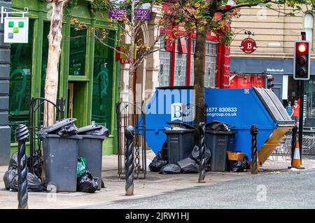 Dundee, Tayside, Schottland, Großbritannien. 26.. August 2022. UK News: Die bin-Beschäftigten des Stadtrats von Dundee streiken am zweiten Tag, nachdem ihre Gewerkschaft UNITE ein Angebot zur Erhöhung der Gehälter um 5 % abgelehnt hat. Dies wird sich in den nächsten Monaten, wenn die Lebenshaltungskosten noch härter beißen, weniger lohnen. Es wird eine „internationale Verlegenheit“ mit Ungeziefer-Ausbrüchen sein, wenn Müll anhäuft und die Straßen mit Müll übersät sind. Kredit: Dundee Photographics/Alamy Live Nachrichten Stockfoto