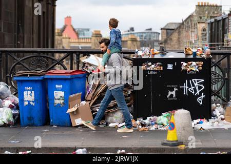 Edinburgh, Schottland, Großbritannien. 26.. August 2022. Im Stadtzentrum von Edinburgh ist heute Müll auf den Straßen und neben vielen überlaufenen Mülltonnen zu sehen. Der Streik der Männer in Edinburgh dauert an und wird heute auf Glasgow, Aberdeen und Dundee ausgeweitet. Iain Masterton/Alamy Live News Stockfoto