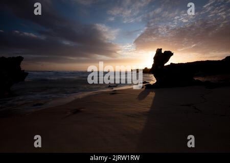 Der weniger bekannte Monforts Beach und Rabbit Rock mit Felsformationen an einem sonnigen Tag in Blairgowrie, Victoria, Australien Stockfoto