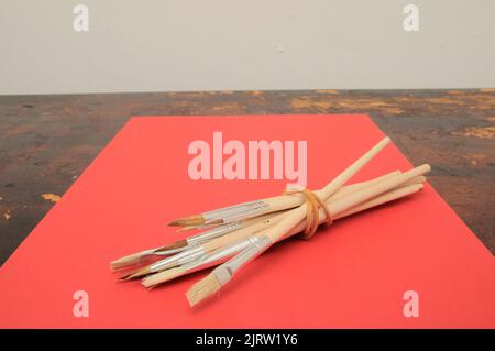 Prüfungskonzept Bild Papier Blatt auf einem Holztisch Stockfoto