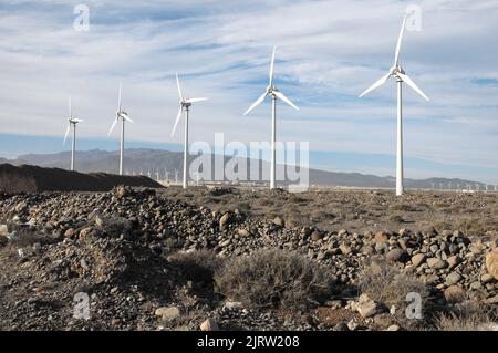 Elektro Power Generator Windkraftanlage über ein bewölkter Himmel Stockfoto