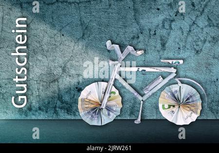 Elektrofahrrad aus Banknoten für Gutschein Stockfoto