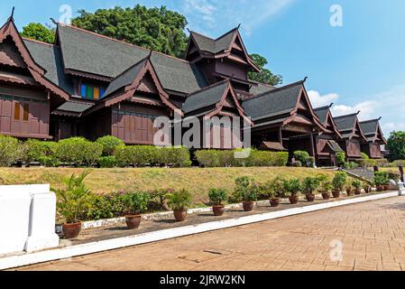 Malacca, Malaysia - 22. März 2019: Ansicht des Sultanat-Palastmuseums von Malacca (Muzium Istana Kesultanan Melaka). Der Palast ist eine moderne Rekonstruktin Stockfoto