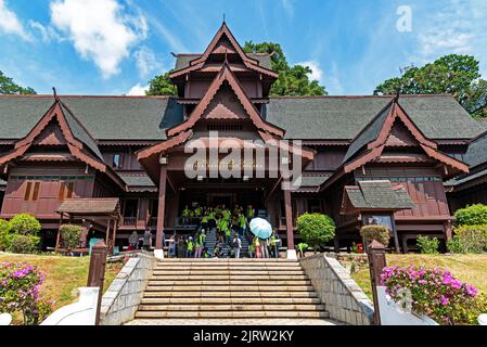 Malacca, Malaysia - 22. März 2019: Ansicht des Sultanat-Palastmuseums von Malacca (Muzium Istana Kesultanan Melaka). Der Palast ist eine moderne Rekonstruktin Stockfoto