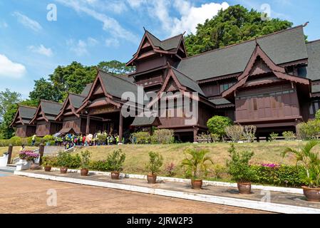 Malacca, Malaysia - 22. März 2019: Ansicht des Sultanat-Palastmuseums von Malacca (Muzium Istana Kesultanan Melaka). Der Palast ist eine moderne Rekonstruktin Stockfoto