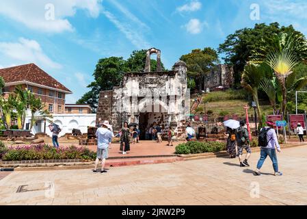 Melaka, Malaysia - 22. März 2019: Menschen, die im Fort A'Famosa spazieren, sind übergeblieben. Eine Famosa war eine portugiesische Festung, die in Malacca, Malaysia, erbaut wurde. Stockfoto