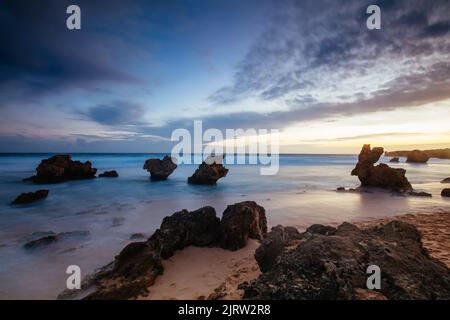 Der weniger bekannte Monforts Beach und Rabbit Rock mit Felsformationen an einem sonnigen Tag in Blairgowrie, Victoria, Australien Stockfoto