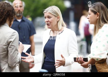 Die schwedische Ministerpräsidentin und sozialdemokratische Parteivorsitzende Magdalena Andersson spricht am 22. August 2002 bei einem Besuch der Universität in Linkoping, Schweden, mit Journalisten. Am 11. September 2022 finden in Schweden Parlamentswahlen statt. Foto: Stefan Jerrevang/TT/Code 60160 Kredit: TT Nachrichtenagentur/Alamy Live News Stockfoto