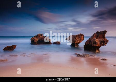 Der weniger bekannte Monforts Beach und Rabbit Rock mit Felsformationen an einem sonnigen Tag in Blairgowrie, Victoria, Australien Stockfoto