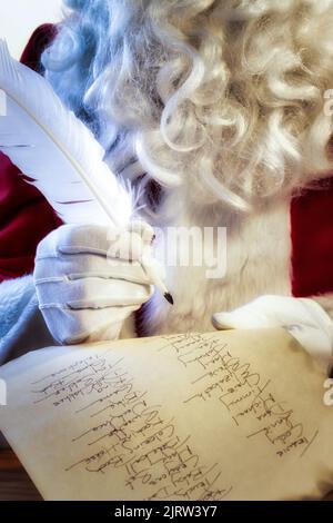 Der Weihnachtsmann prüft seine Liste zweimal, Nordpol Stockfoto