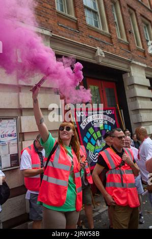 London, England, Großbritannien. 26. August 2022. Mitglieder und Unterstützer der Communication Workers Union (CWU) versammeln sich am ersten Tag des Streiks der Royal Mail Workers vor dem Mount Pleasant Mail Center und fordern eine Lohnerhöhung. Mehr als 100,000 Arbeiter streiken in ganz Großbritannien. Kredit: ZUMA Press, Inc./Alamy Live Nachrichten Stockfoto